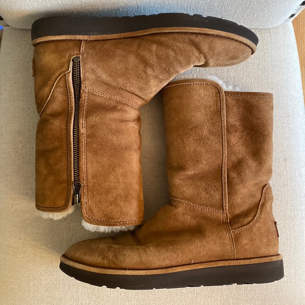 UGG Women’s Abree Short Zip Shearling Lined Boots Tan Brown Size 8